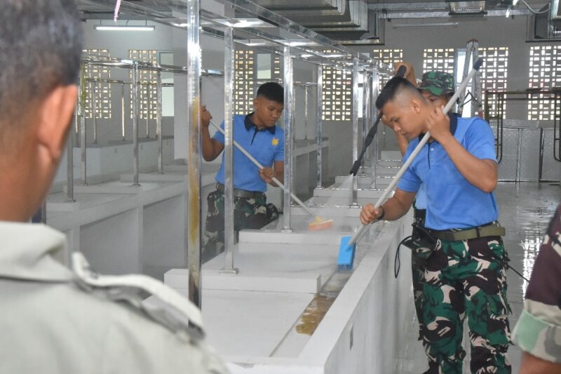 Personel Lanud RHF menggelar gotong royong kebersihan dan kerapian di pasar Encik Puan Perak Tanjungpinang, Minggu (8/9/2024). Matapedia6.com/ Istimewa