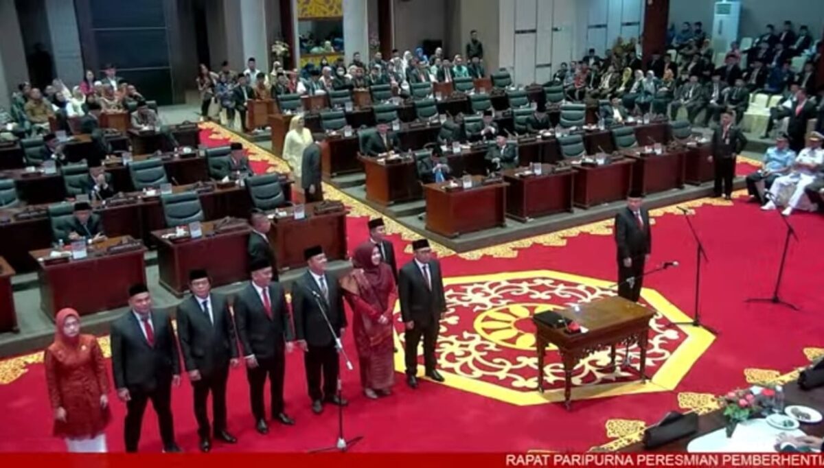 Pelantikan anggota DPRD Kepri Periode 2024-2029 dilaksanakan di ruang rapat paripurna Dompak Tanjungpinang, Senin (9/9/2024). Matapedia6.com/Screenshot YouTube Diskominfo