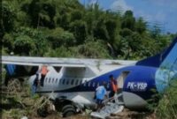 Tim sar melakukan evakuasi penumpang pesawat Trigana Air dengan nomor registrasi PK YSP ATR 42-500 yang tergelincir di ujung landasan pacu Bandar Udara Stevanus Rumbewas, Kamanap, Kabupaten Kepulauan Yapen, Papua, Senin (9/9/2024). Matapedia6.com/Istimewa