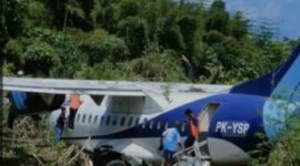 Tim sar melakukan evakuasi penumpang pesawat Trigana Air dengan nomor registrasi PK YSP ATR 42-500 yang tergelincir di ujung landasan pacu Bandar Udara Stevanus Rumbewas, Kamanap, Kabupaten Kepulauan Yapen, Papua, Senin (9/9/2024). Matapedia6.com/Istimewa