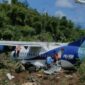 Tim sar melakukan evakuasi penumpang pesawat Trigana Air dengan nomor registrasi PK YSP ATR 42-500 yang tergelincir di ujung landasan pacu Bandar Udara Stevanus Rumbewas, Kamanap, Kabupaten Kepulauan Yapen, Papua, Senin (9/9/2024). Matapedia6.com/Istimewa