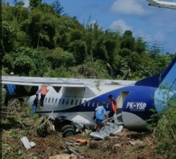 Tim sar melakukan evakuasi penumpang pesawat Trigana Air dengan nomor registrasi PK YSP ATR 42-500 yang tergelincir di ujung landasan pacu Bandar Udara Stevanus Rumbewas, Kamanap, Kabupaten Kepulauan Yapen, Papua, Senin (9/9/2024). Matapedia6.com/Istimewa