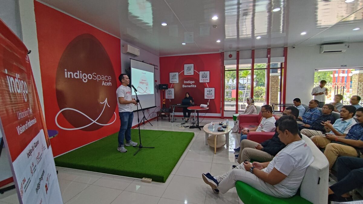 Direktur Digital Business Telkom Muhamad Fajrin Rasyid (tengah) dalam peresmian IndigoSpace Aceh di Banda Aceh, Minggu (8/9).Foto:Telkom