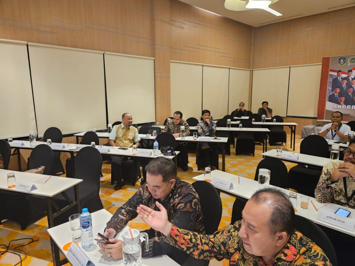 Anggota DPRD Batam Arlon Veristo tengah saat ikut orientasi. Foto:Dok/matapedia