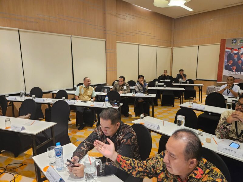 Anggota DPRD Batam Arlon Veristo tengah saat ikut orientasi. Foto:Dok/matapedia