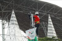 Petugas lapangan TelkomGroup menyiapkan infrastruktur telekomunikasi di salah satu lokasi pertandingan Pekan Olahraga Nasional (PON) XXI Aceh-Sumut 2024 di Banda Aceh pada beberapa waktu lalu. Foto:Telkom/matapedia