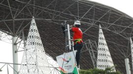 Petugas lapangan TelkomGroup menyiapkan infrastruktur telekomunikasi di salah satu lokasi pertandingan Pekan Olahraga Nasional (PON) XXI Aceh-Sumut 2024 di Banda Aceh pada beberapa waktu lalu. Foto:Telkom/matapedia