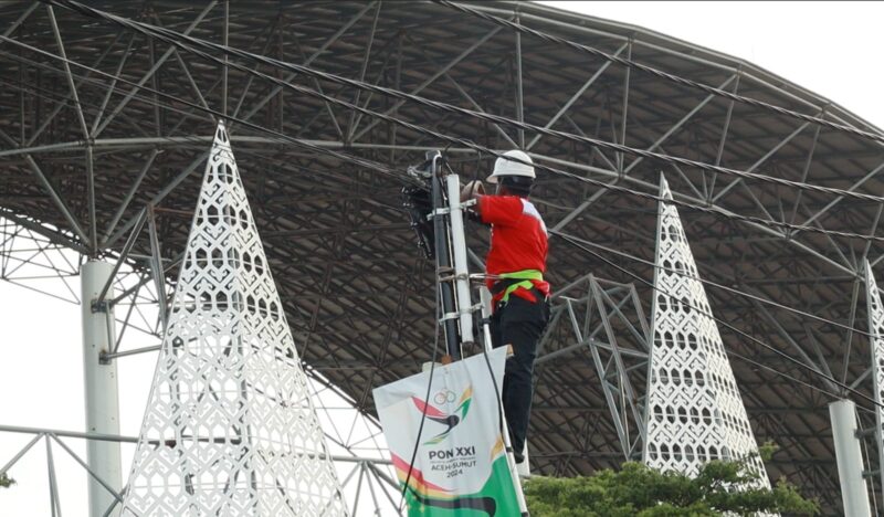 Petugas lapangan TelkomGroup menyiapkan infrastruktur telekomunikasi di salah satu lokasi pertandingan Pekan Olahraga Nasional (PON) XXI Aceh-Sumut 2024 di Banda Aceh pada beberapa waktu lalu. Foto:Telkom/matapedia