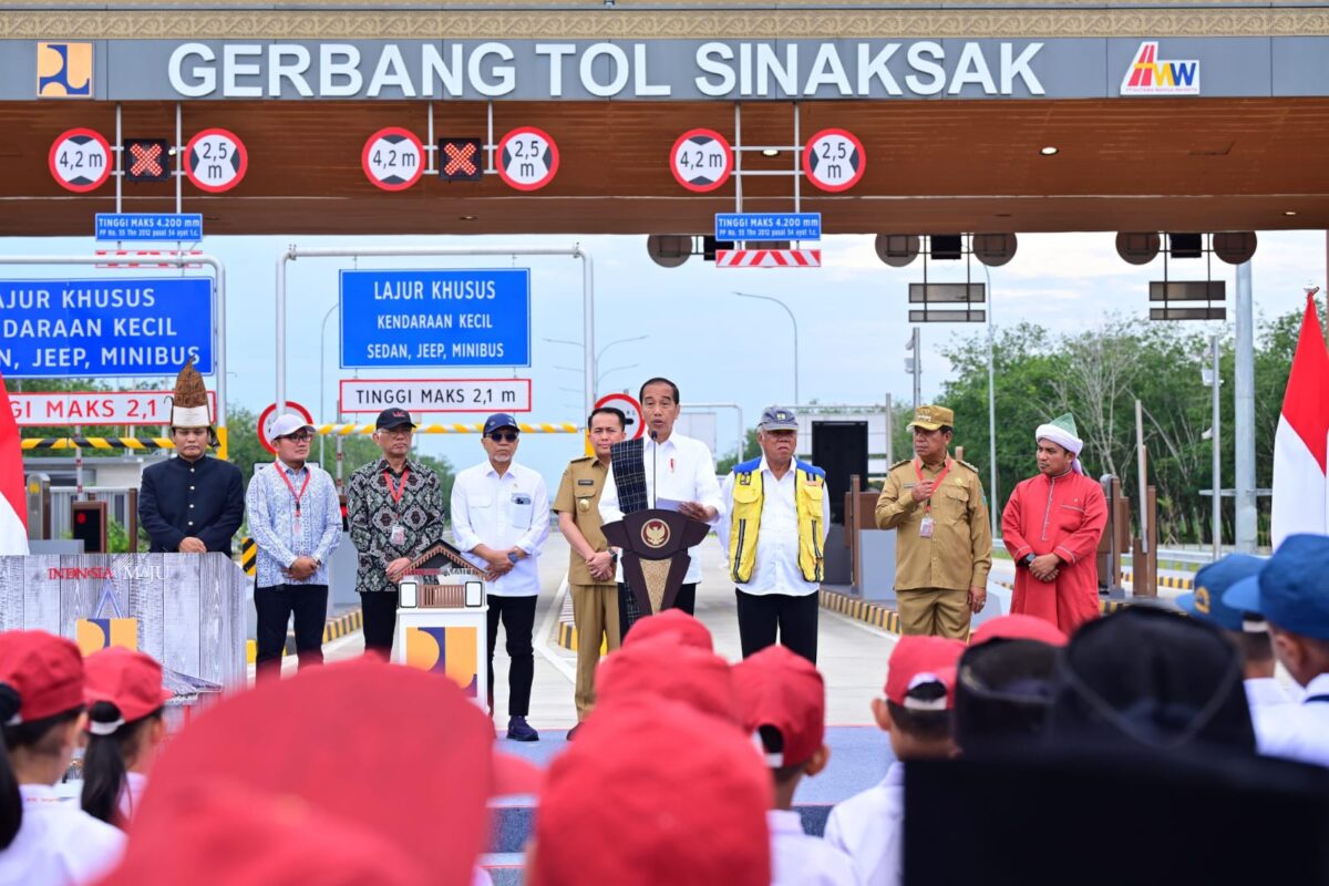 Presiden Joko Widodo meresmikan sejumlah ruas jalan tol yang dipusatkan di Gerbang Tol Sinaksak, Kabupaten Simalungun, Provinsi Sumatra Utara, Selasa (10/9/2024). Matapedia6.com/ Dok Setneg.go.id