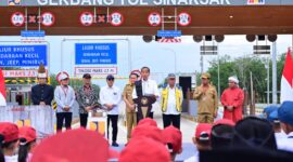 Presiden Joko Widodo meresmikan sejumlah ruas jalan tol yang dipusatkan di Gerbang Tol Sinaksak, Kabupaten Simalungun, Provinsi Sumatra Utara, Selasa (10/9/2024). Matapedia6.com/ Dok Setneg.go.id