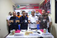 Kasubdit 1 Ditresnarkoba Polda Kepri Kompol Muhammad Komarudin didampingi Kasubbagrenmin Bidhumas Polda Kepri AKP Firdaus Efendi, perwakilan Pengadilan Negeri kota Batam Hendra Prawira, Kasi PB3L Kejaksaan Negeri Batam Salomo Saing. Matapedia6.com/Dok Humas Polda