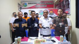 Kasubdit 1 Ditresnarkoba Polda Kepri Kompol Muhammad Komarudin didampingi Kasubbagrenmin Bidhumas Polda Kepri AKP Firdaus Efendi, perwakilan Pengadilan Negeri kota Batam Hendra Prawira, Kasi PB3L Kejaksaan Negeri Batam Salomo Saing. Matapedia6.com/Dok Humas Polda