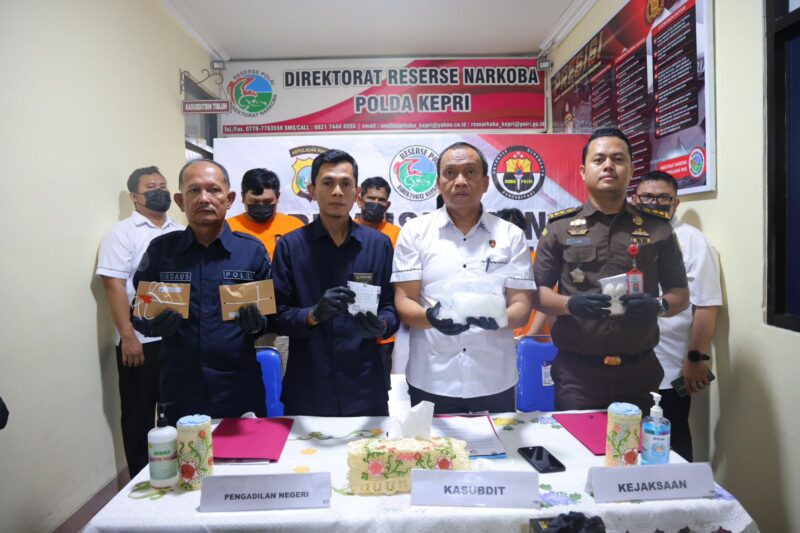 Kasubdit 1 Ditresnarkoba Polda Kepri Kompol Muhammad Komarudin didampingi Kasubbagrenmin Bidhumas Polda Kepri AKP Firdaus Efendi, perwakilan Pengadilan Negeri kota Batam Hendra Prawira, Kasi PB3L Kejaksaan Negeri Batam Salomo Saing. Matapedia6.com/Dok Humas Polda