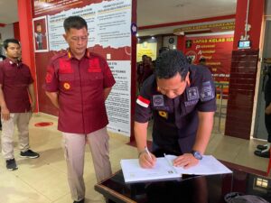 Kepala Lapas Kelas IIA Batam Heri Kusrita menyambut kedatangan rombongan Kakanwil di Lapas Kelas IIA Batam, Kamis (12/9/2024). Matapedia6.com/Dok Lapas Batam