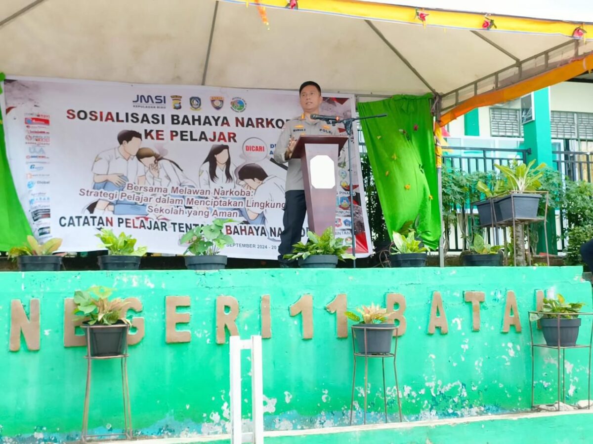 Dirbinmas Polda Kepri Kombes Pol Wawan Kurniawan saat memberikan sambutan  sosialisasi bahaya narkoba di SMA Negeri 11 Pulau Bulung, Kecamatan Bulang, Kota Batam, Jumat (13/9/2024). Matapedia6.com/Dok Humas Polda