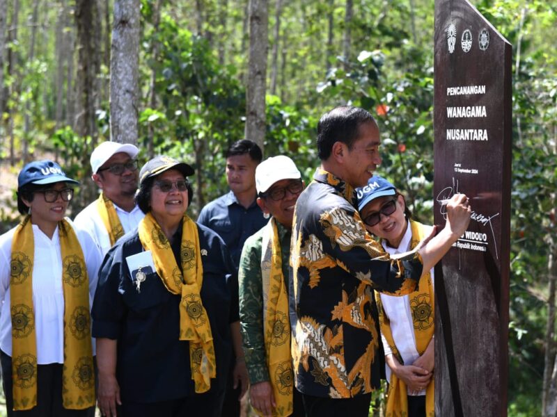 Presiden Joko Widodo melakukan peninjauan sekaligus pencanangan kawasan Wanagama Nusantara yang berada di Zona Rimba Kota B Kawasan Inti Pusat Pemerintahan (KIPP), Ibu Kota Nusantara (IKN), Jumat (13/9/2024). Matapedia6.com/Dok Setneg.go.id