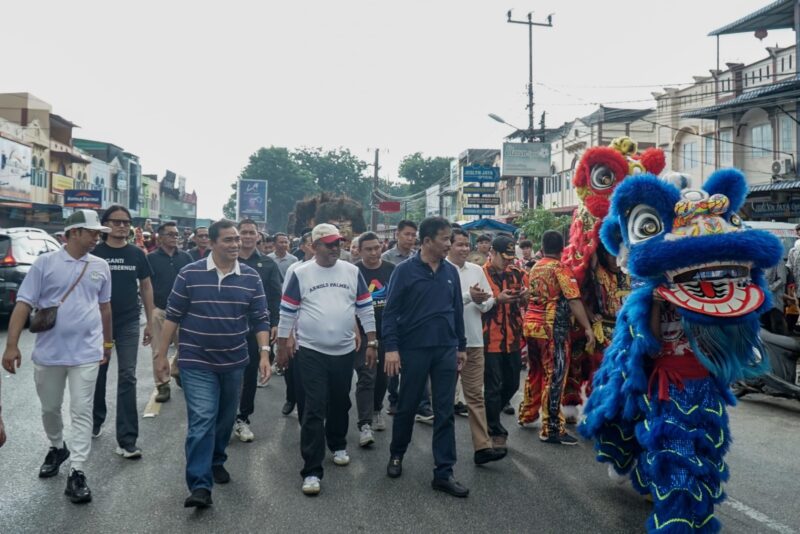 Ribuan warga Karimun ikut jalan santai bersama Rudi-Aunur. 