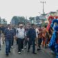Ribuan warga Karimun ikut jalan santai bersama Rudi-Aunur. 