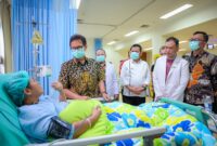 Menteri kesehatan Budi Gunadi Sadikin bersama Gubernur Kepri Ansar Ahmad saat melihat kondisi pasien di ruang ICU usai menjalani operasi bypass Jantung, Minggu (15/9/2024). Matapedia6.com/Diskominfo