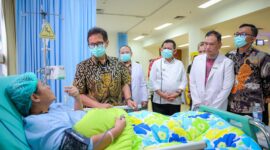 Menteri kesehatan Budi Gunadi Sadikin bersama Gubernur Kepri Ansar Ahmad saat melihat kondisi pasien di ruang ICU usai menjalani operasi bypass Jantung, Minggu (15/9/2024). Matapedia6.com/Diskominfo