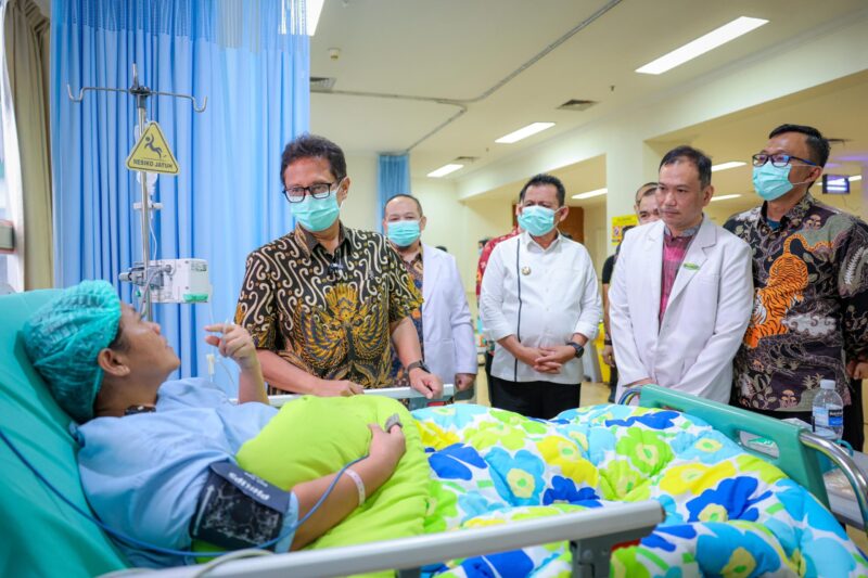 Menteri kesehatan Budi Gunadi Sadikin bersama Gubernur Kepri Ansar Ahmad saat melihat kondisi pasien di ruang ICU usai menjalani operasi bypass Jantung, Minggu (15/9/2024). Matapedia6.com/Diskominfo