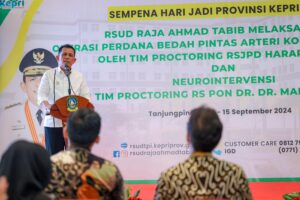 Gubernur Provinsi Kepri Ansar Ahmad saat memberikan pemaparan di depan Menteri kesehatan RI Budi Gunadi Sadikin di RSUD RAT, Minggu (15/9/2024). Matapedia6.com/Diskominfo