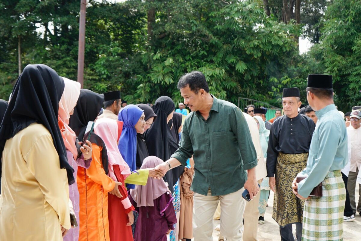 Muhammad Rudi bersama warga Lingga, Senin (16/9). Foto:Ist