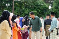 Muhammad Rudi bersama warga Lingga, Senin (16/9). Foto:Ist