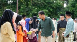 Muhammad Rudi bersama warga Lingga, Senin (16/9). Foto:Ist