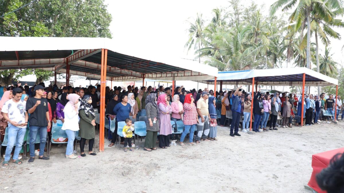 Ratusan warga Singkep hadiri peresmian kantor pemenangan HMR-AURA di Kecamatan Singkep Kabupaten Lingga, Senin (16/9/2024). Matapedia6.com/Dok DNA