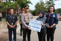 Kapolresta Barelang Kombes Pol Heribertus serahkan bantuan Jaminan kecelakaan kerja kepada personil Polresta Barelang yang mengalami kecelakaan hingga meninggal dunia saat berdinas yang di berikan kepada istri Alm Briptu Ayub Fitrah.Matapedia6.com/Dok Humas Polresta