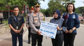 Kapolresta Barelang Kombes Pol Heribertus serahkan bantuan Jaminan kecelakaan kerja kepada personil Polresta Barelang yang mengalami kecelakaan hingga meninggal dunia saat berdinas yang di berikan kepada istri Alm Briptu Ayub Fitrah.Matapedia6.com/Dok Humas Polresta