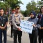 Kapolresta Barelang Kombes Pol Heribertus serahkan bantuan Jaminan kecelakaan kerja kepada personil Polresta Barelang yang mengalami kecelakaan hingga meninggal dunia saat berdinas yang di berikan kepada istri Alm Briptu Ayub Fitrah.Matapedia6.com/Dok Humas Polresta