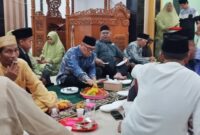 Calon wakil Gubernur Kepri Nyanyang haris Pratamura berbaur bersama warga Perumahan Purna Yuda Indah, Senin malam (16/9/2024). Foto:Ist/matapedia