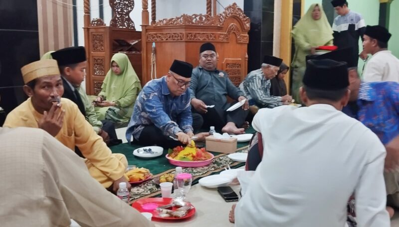 Calon wakil Gubernur Kepri Nyanyang haris Pratamura berbaur bersama warga Perumahan Purna Yuda Indah, Senin malam (16/9/2024). Foto:Ist/matapedia