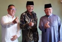 Calon wakil Gubernur Kepri Nyanyang Haris Pratamura berdiskusi dengan Calon Wakil Gubernur Kepri Nyanyang Haris Pratamura temui mantan Gubernur Kepri periode 2005-2010 Ismeth Abdullah di restoran di Mega Legenda, Rabu (18/9/2024). Foto:Ist/matapedia