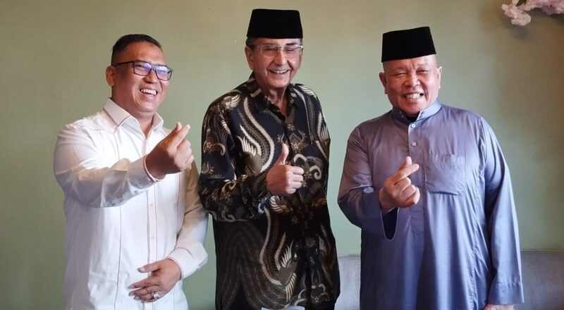 Calon wakil Gubernur Kepri Nyanyang Haris Pratamura berdiskusi dengan Calon Wakil Gubernur Kepri Nyanyang Haris Pratamura temui mantan Gubernur Kepri periode 2005-2010 Ismeth Abdullah di restoran di Mega Legenda, Rabu (18/9/2024). Foto:Ist/matapedia