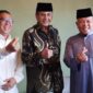 Calon wakil Gubernur Kepri Nyanyang Haris Pratamura berdiskusi dengan Calon Wakil Gubernur Kepri Nyanyang Haris Pratamura temui mantan Gubernur Kepri periode 2005-2010 Ismeth Abdullah di restoran di Mega Legenda, Rabu (18/9/2024). Foto:Ist/matapedia