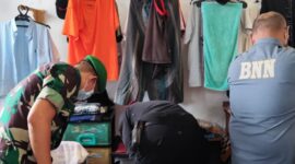 Petugas geledah kamar hunian warga binaan Rutan Tanjungpinang, Rabu (19/9). Foto:Do/Rutan