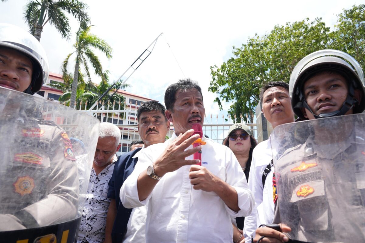 Kepala BP Batam dan Direktur PT ABHi saat demo warga Putra Jaya, Rabu (18/9). Foto:Humas BP Batam
