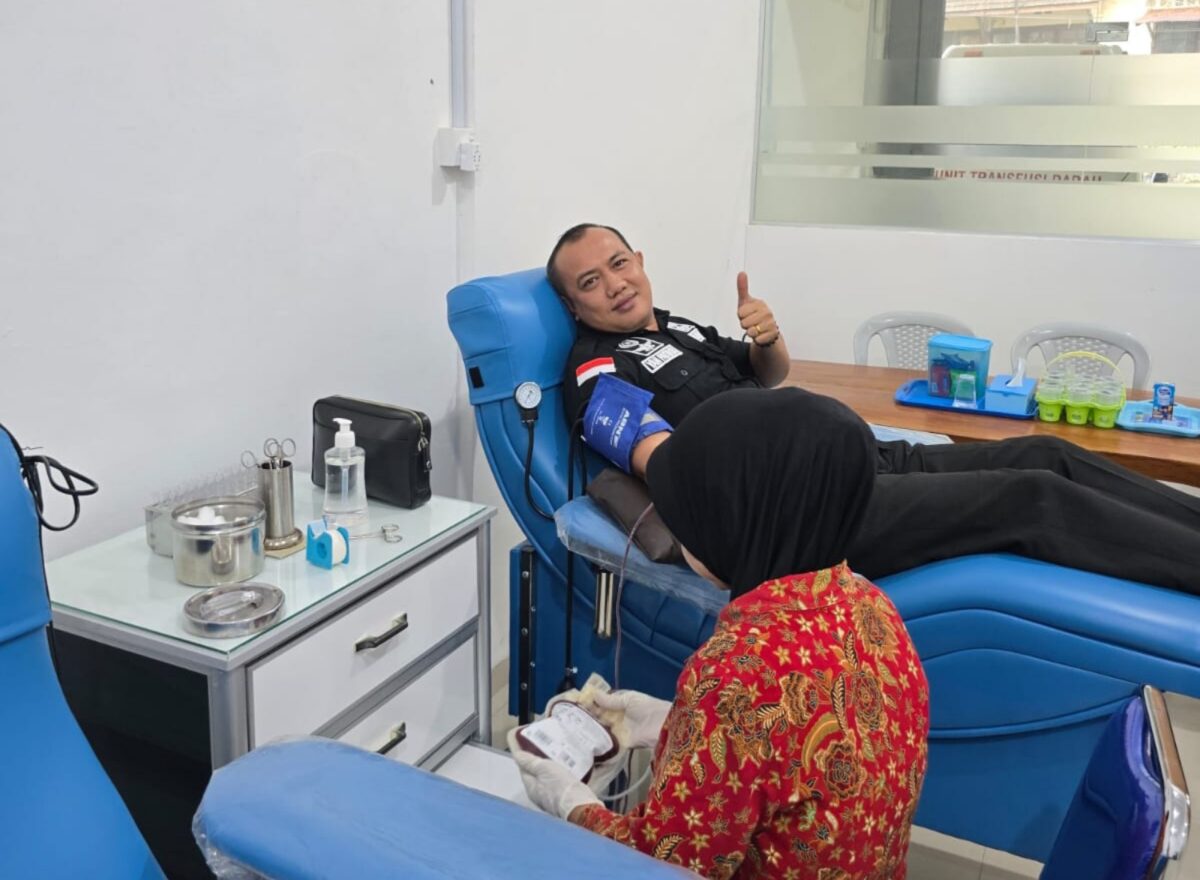 Yan Patmos tengah proses donor darah, Kamis (19/9). Foto:Ist/matapedia