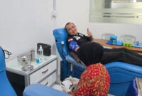Yan Patmos tengah proses donor darah, Kamis (19/9). Foto:Ist/matapedia