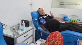 Yan Patmos tengah proses donor darah, Kamis (19/9). Foto:Ist/matapedia