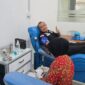 Yan Patmos tengah proses donor darah, Kamis (19/9). Foto:Ist/matapedia