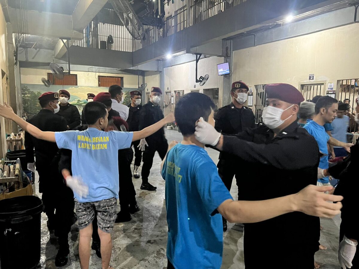 Petugas geledah warga binaan Rutan Batam, Jumat (20/9). Foto:Dok/Rutan