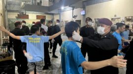 Petugas geledah warga binaan Rutan Batam, Jumat (20/9). Foto:Dok/Rutan