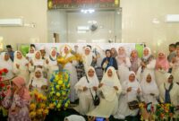 Wakil Gubernur Kepri Marlin Agustina istri Wali kota/Kepala BP Batam di tengah, Minggu (22/2024). Foto:Ist