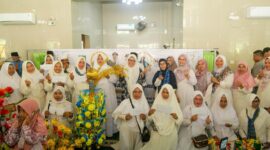 Wakil Gubernur Kepri Marlin Agustina istri Wali kota/Kepala BP Batam di tengah, Minggu (22/2024). Foto:Ist