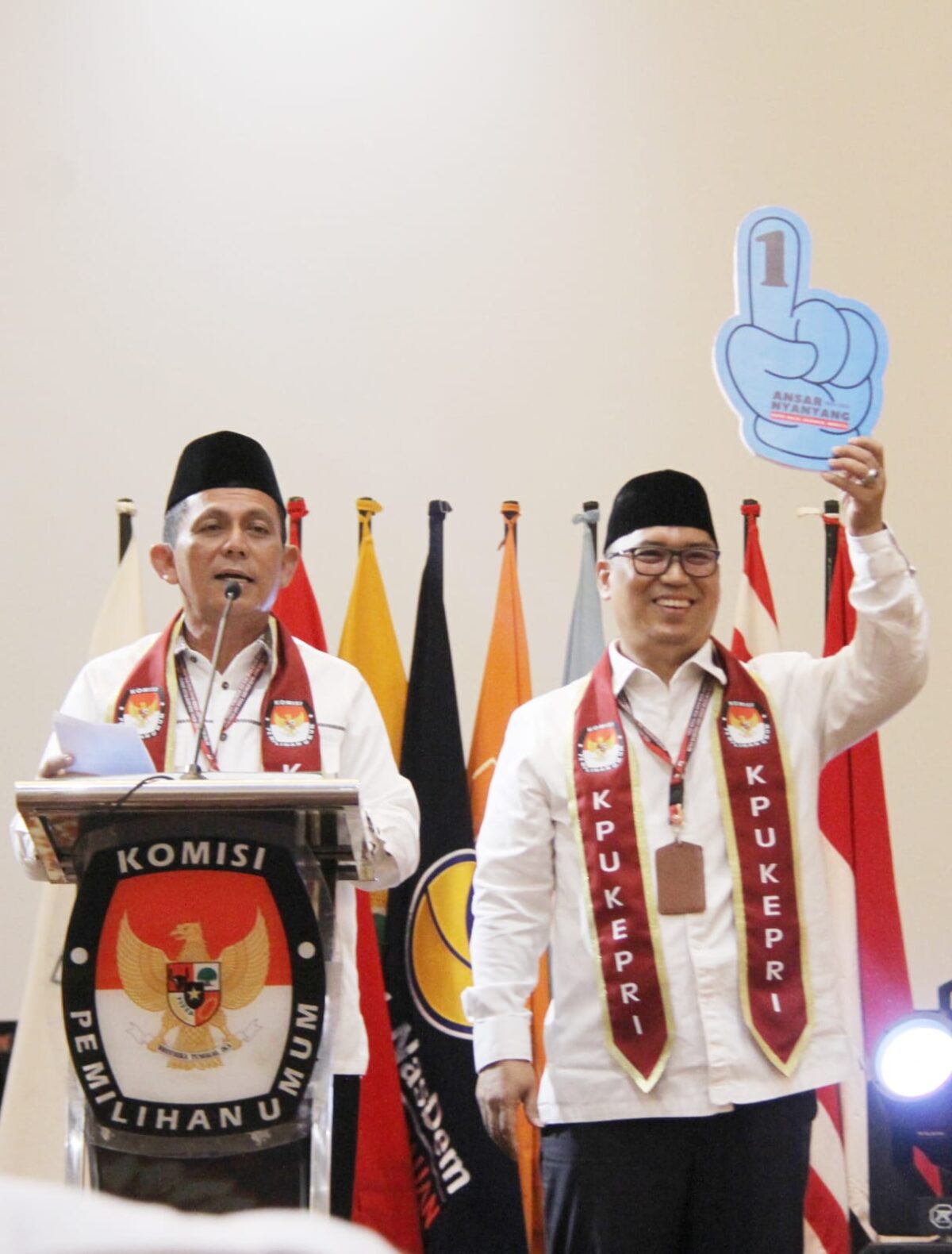 Pasangan calon (paslon) Gubernur dan wakil Gubernur Ansar Ahmad-Nyanyang Haris Pratamura memperoleh nomor urut 1, untuk Pilkada Serentak di Kepri, Senin (23/9/2024). Matapedia6.com/ Luci