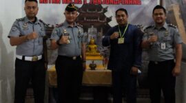 Karutan Kelas I Tanjungpinang Yan Patmos Purba, didampingi kasi bimas budha kemenag kota Tanjungpinang dan majelis agama budba Theravada kota tanjung pinang (magabudhi ) yang diwakilkan oleh bapak eko hendriyanto tinjau kondisi Vihara di Rutan Kelas 1 Tanjungpinang, Senin (23/9/2024). Matapedia6.com/Dok Rutan